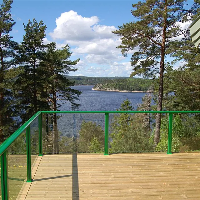 Leveranse innen glassrekkverk