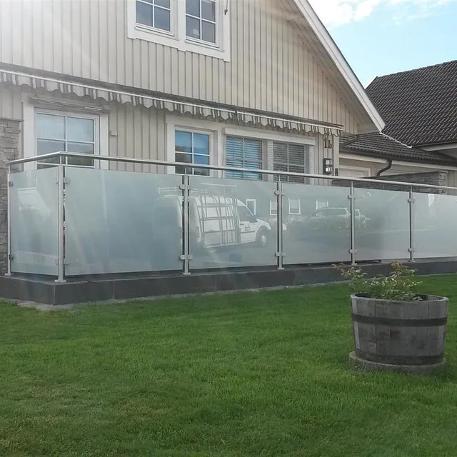 Leveranse innen glassrekkverk