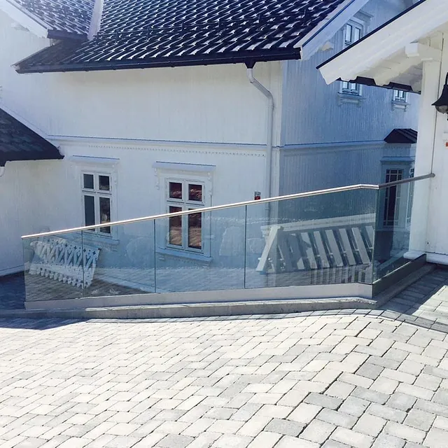 Leveranse innen glassrekkverk